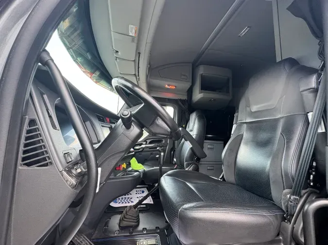 2024 Kenworth W990
