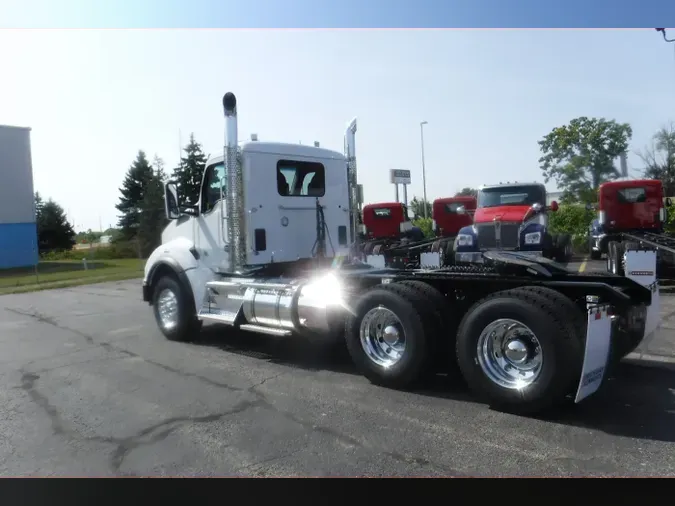 2025 Kenworth T880