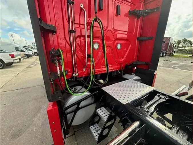 2021 Freightliner Cascadia 126