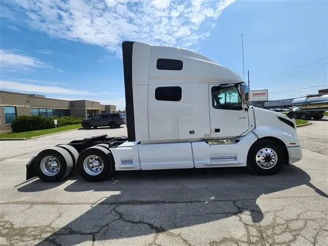 2022 VOLVO VNL760