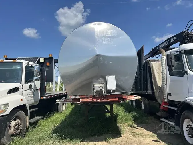 1971 FRUEHAUF 7000 GALLON TANK