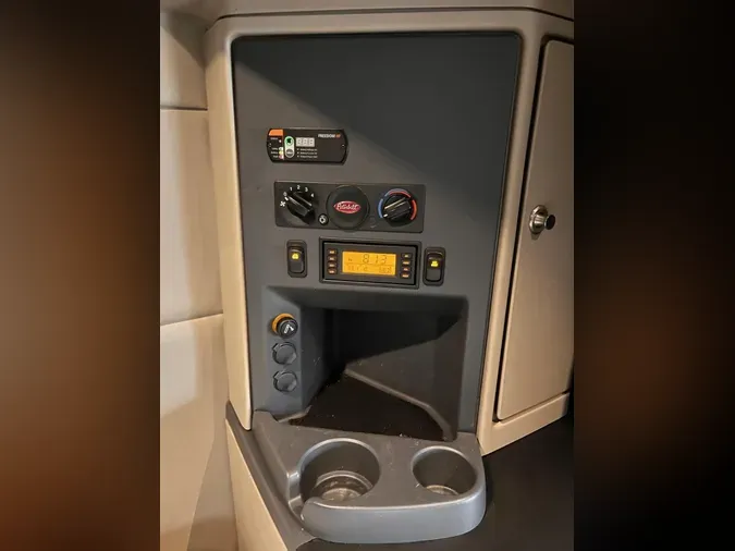 2022 Peterbilt 579c4f54e8ff50ed5b734ca946aa4be12e1