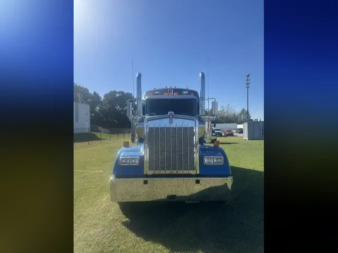 2025 Kenworth W900