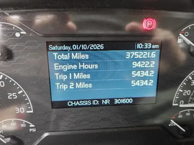 2022 VOLVO VNR64T300