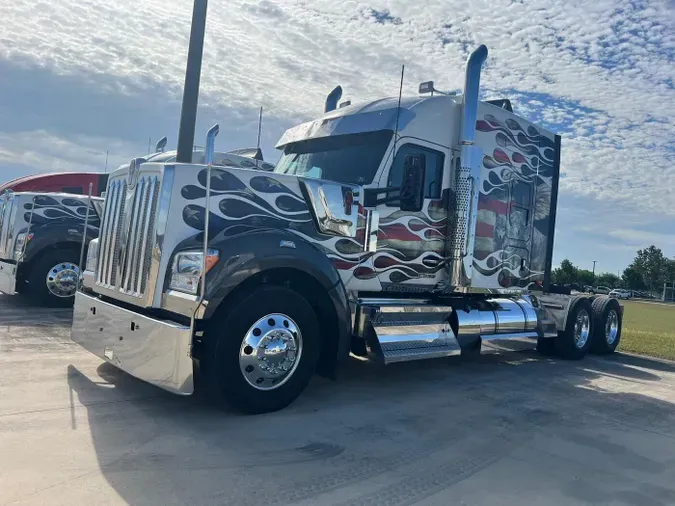 2023 Kenworth W990