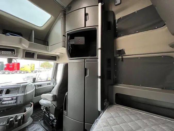 2020 VOLVO VNL64T860