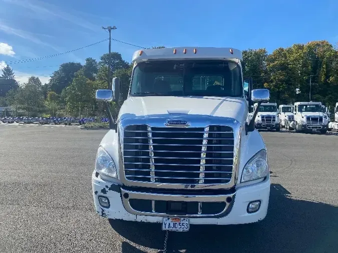 2016 Freightliner X12564ST