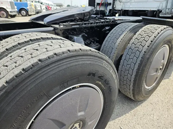 2021 FREIGHTLINER Cascadia 126