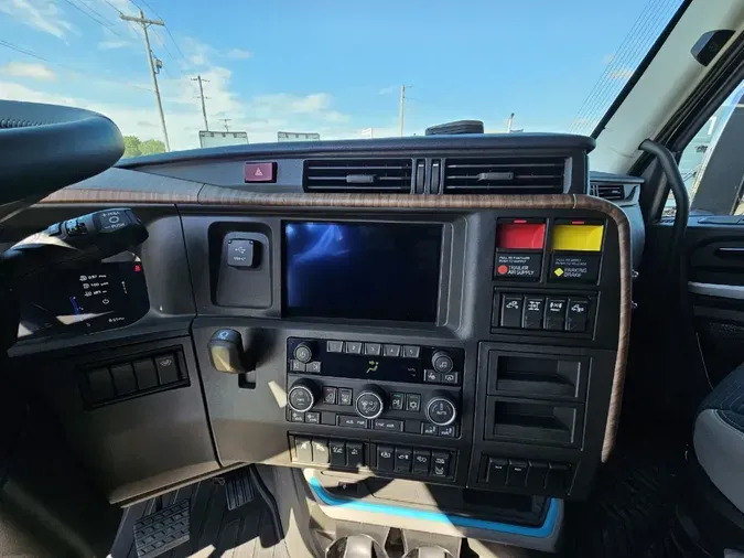 2025 VOLVO VNL64TV04