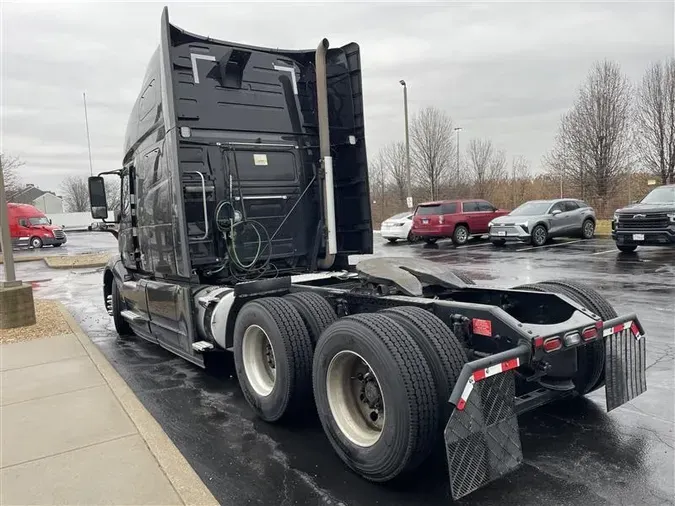 2021 VOLVO VNL64T760