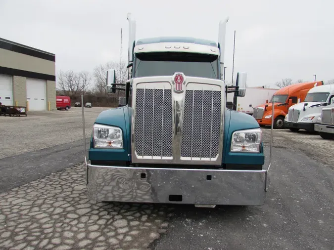 2023 Kenworth W990