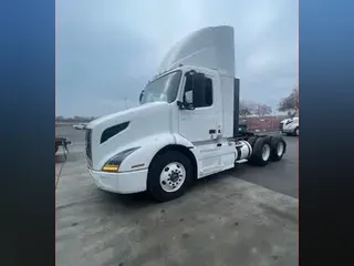 2018 VOLVO VNL64T-300