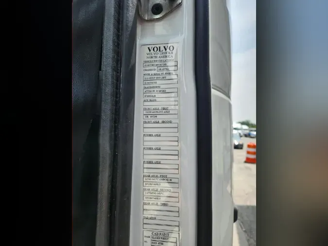 2023 VOLVO VNL64T860
