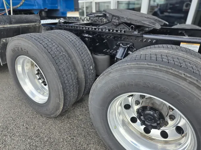 2025 VOLVO VNL64T860