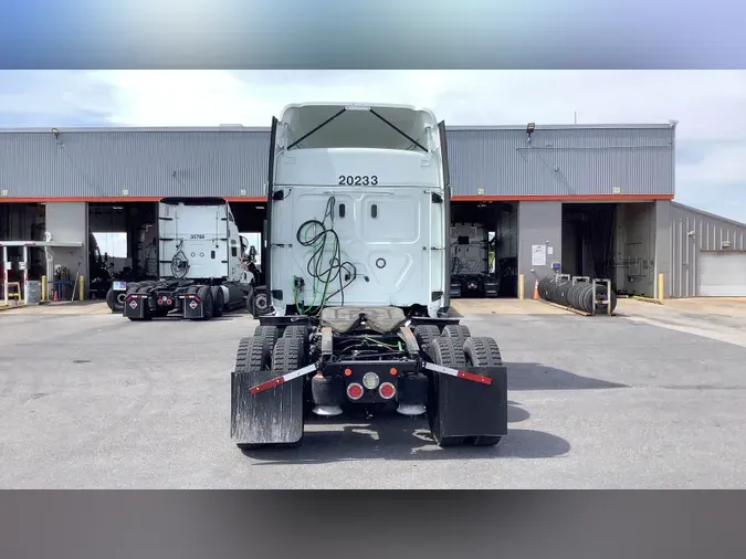 2020 Freightliner Cascadia 126