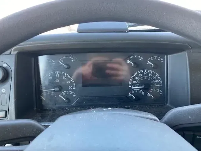 2023 Volvo VNR64T400