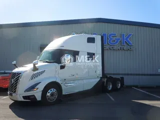 2025 VOLVO VNL64Tv04