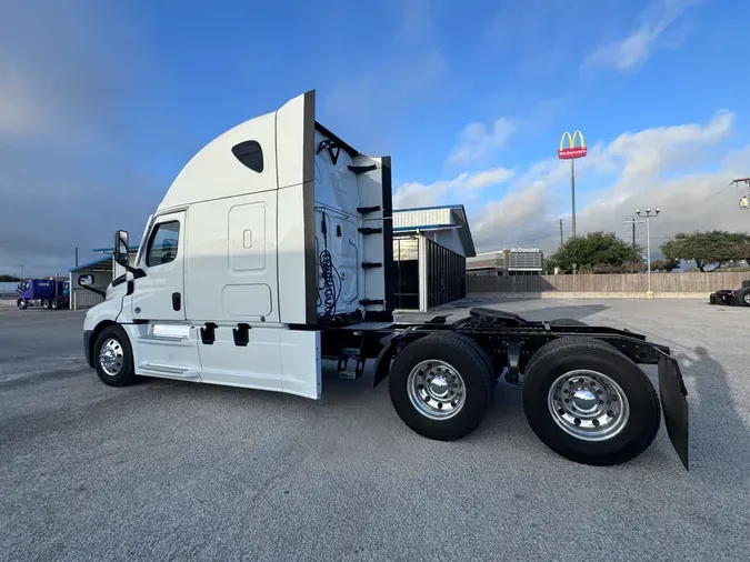 2022 FREIGHTLINER CASCADIA 126