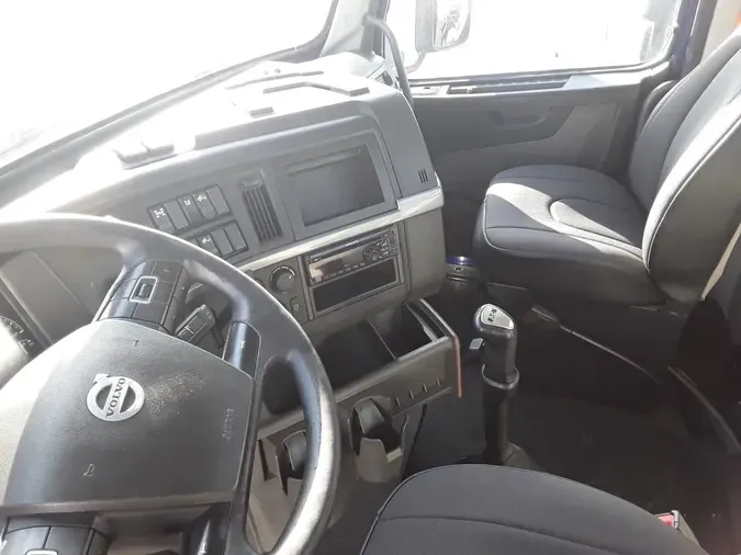 2019 VOLVO VNL64T-300