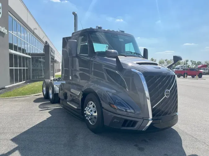 2026 VOLVO VNL64T300