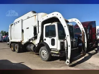 2005 MACK MR688S