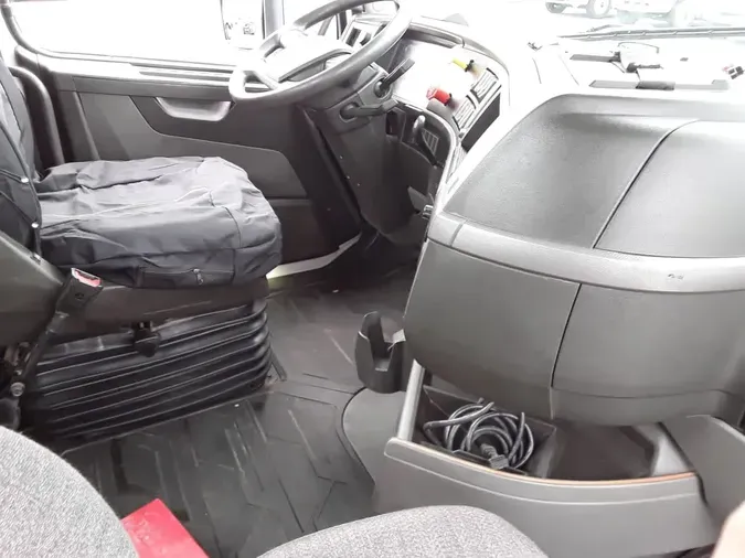 2019 VOLVO VNL64T-300