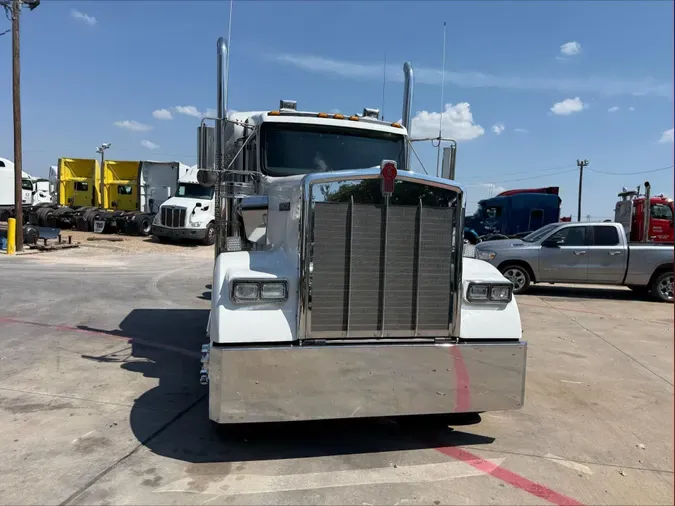2023 Kenworth W900