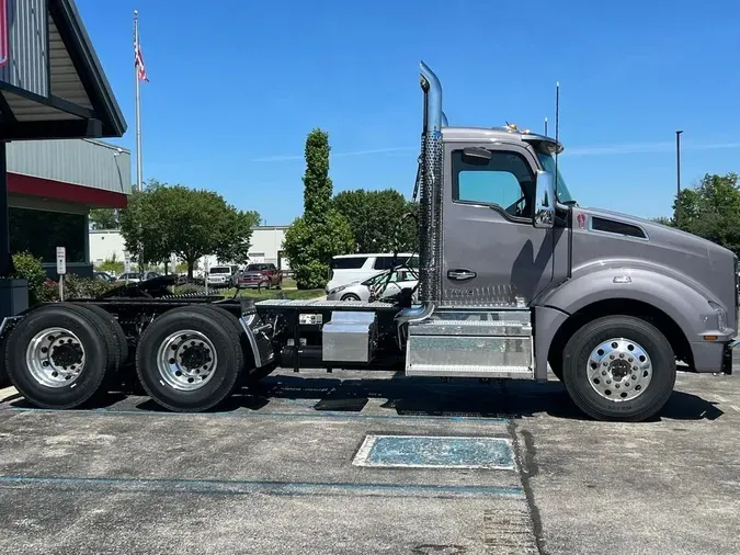 2025 Kenworth T880