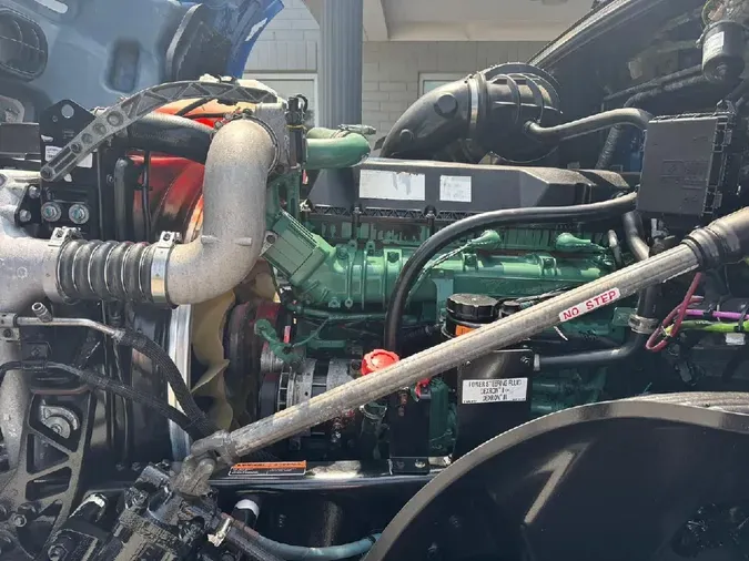 2019 VOLVO VNL64T760