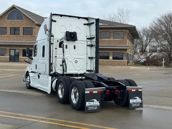 2022 FREIGHTLINER Cascadia 126