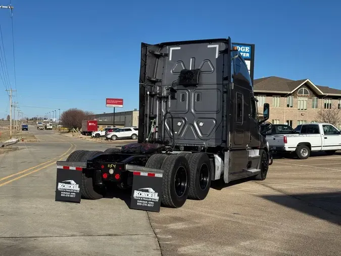 2023 FREIGHTLINER Cascadia 126