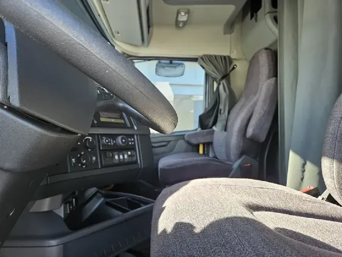 2024 VOLVO VNL64T760