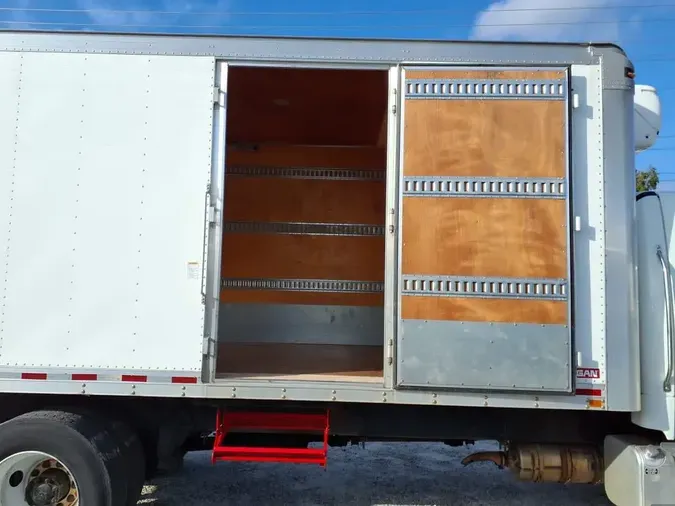 2018 FREIGHTLINER/MERCEDES M2 106