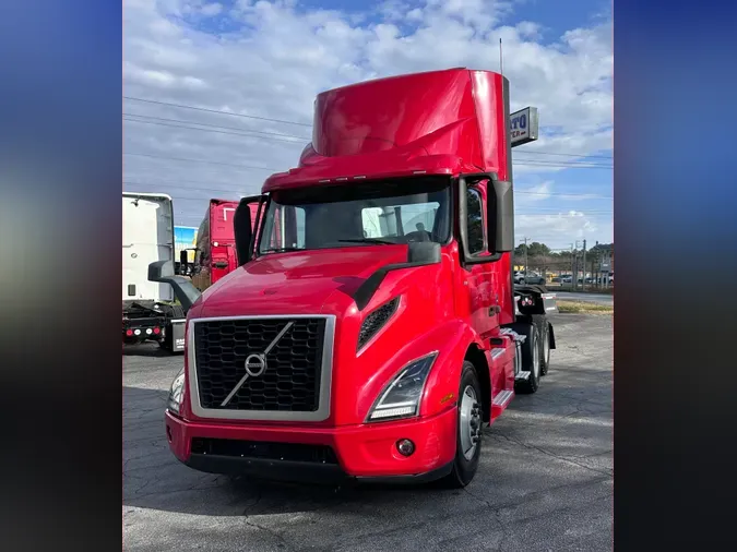 2021 VOLVO VNR64T300