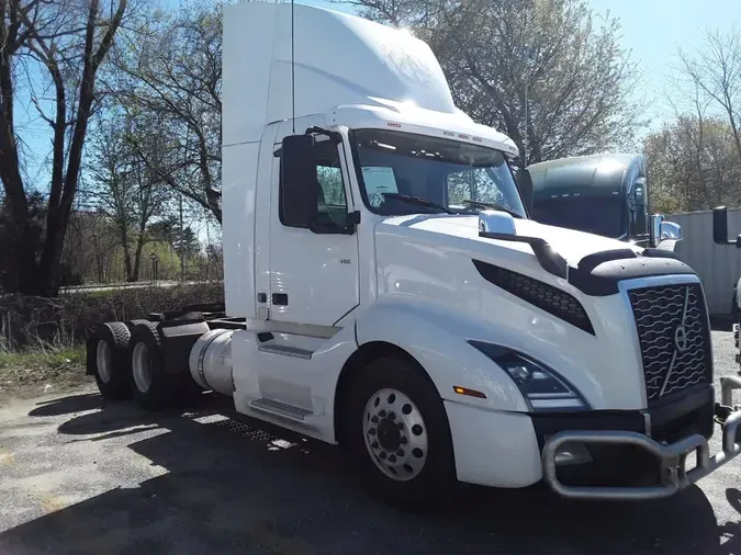 2019 VOLVO VNL64T-300