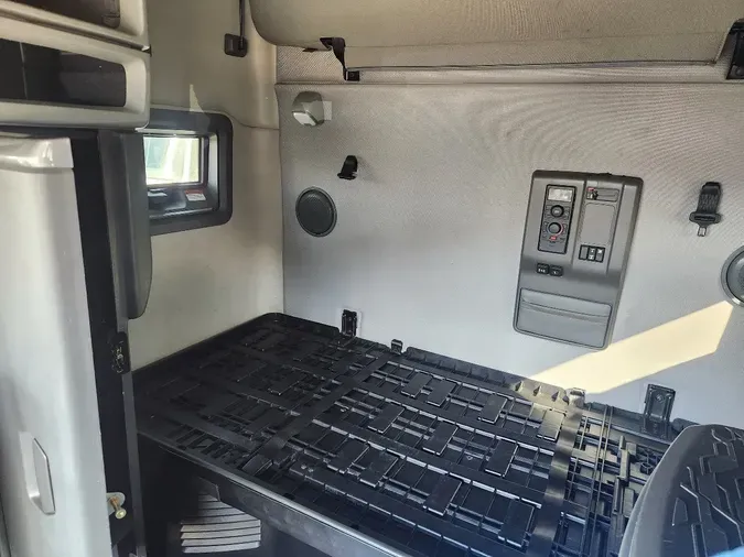 2025 VOLVO VNL64T760