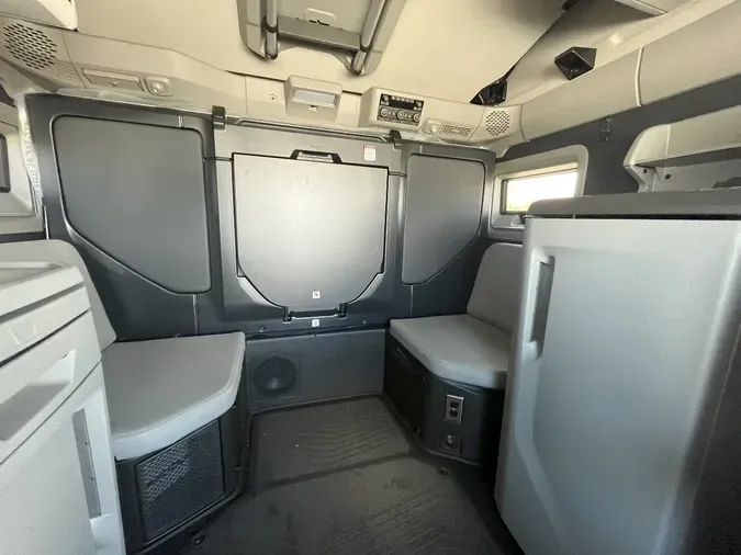 2026 VOLVO VNL64T860