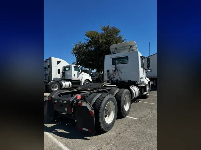 2019 VOLVO VNL64T-300
