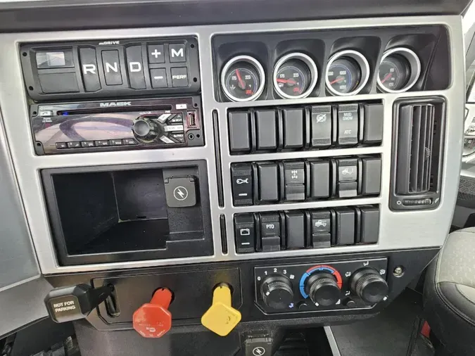 2020 MACK AN64T