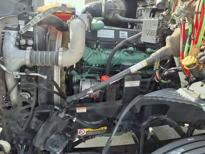 2019 VOLVO VNR42T 300