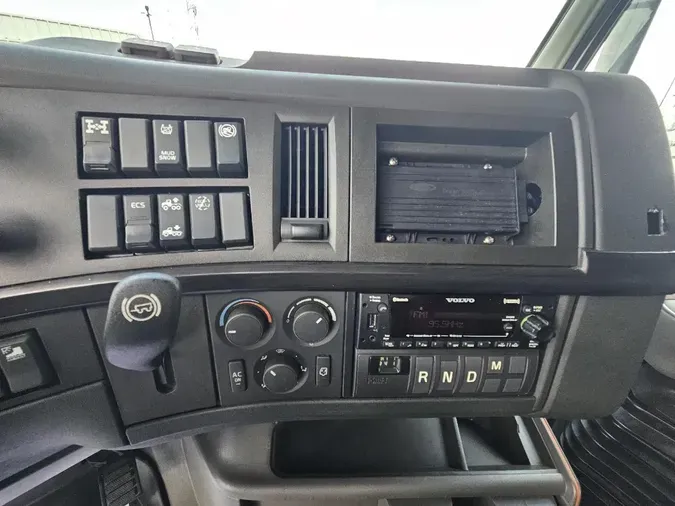 2022 VOLVO VNL64T740