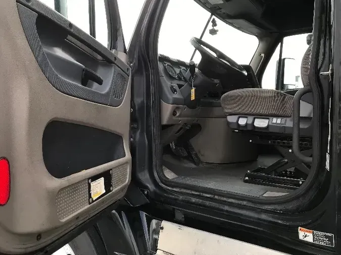 2017 Freightliner X12564ST