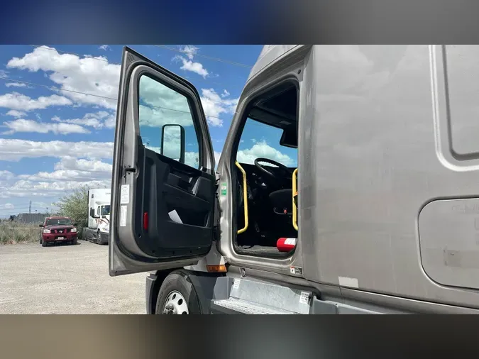 2023 Freightliner Cascadia 126