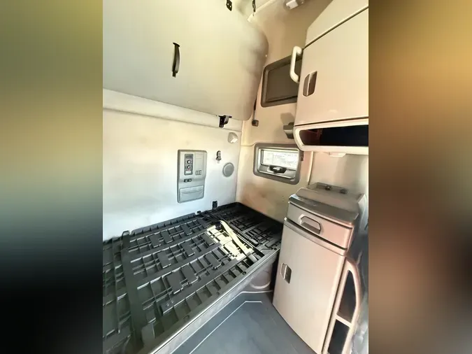 2019 VOLVO VNL64T760
