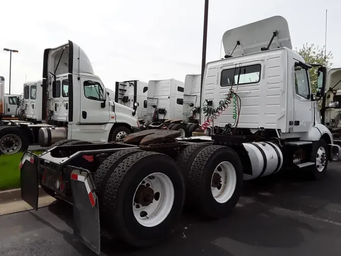 2020 VOLVO VNL64T-300