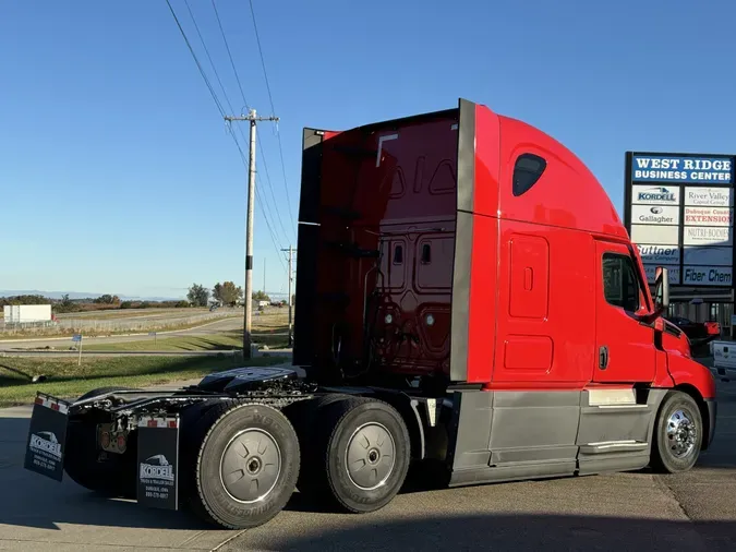 2021 FREIGHTLINER Cascadia 126