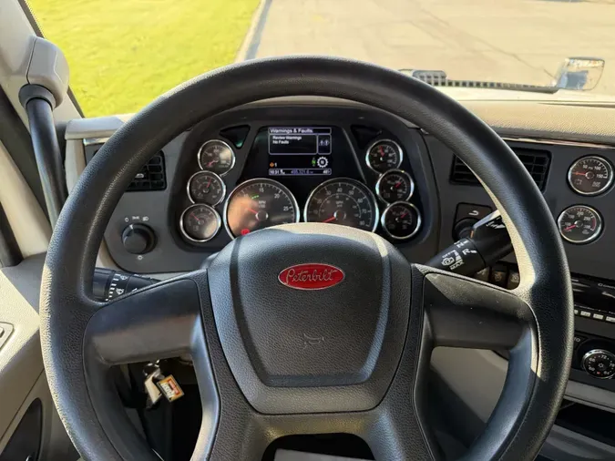 2022 Peterbilt 579