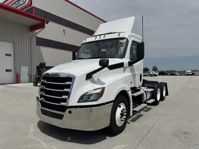 2020 Freightliner CASCADIA 126