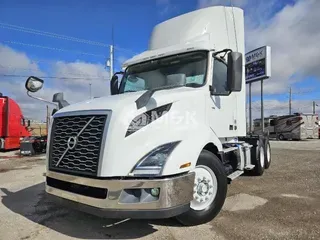 2020 VOLVO VNL64T300