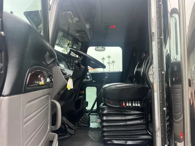 2023 Peterbilt 389